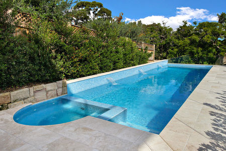 Fully tiled pool and round spa with 3 water features